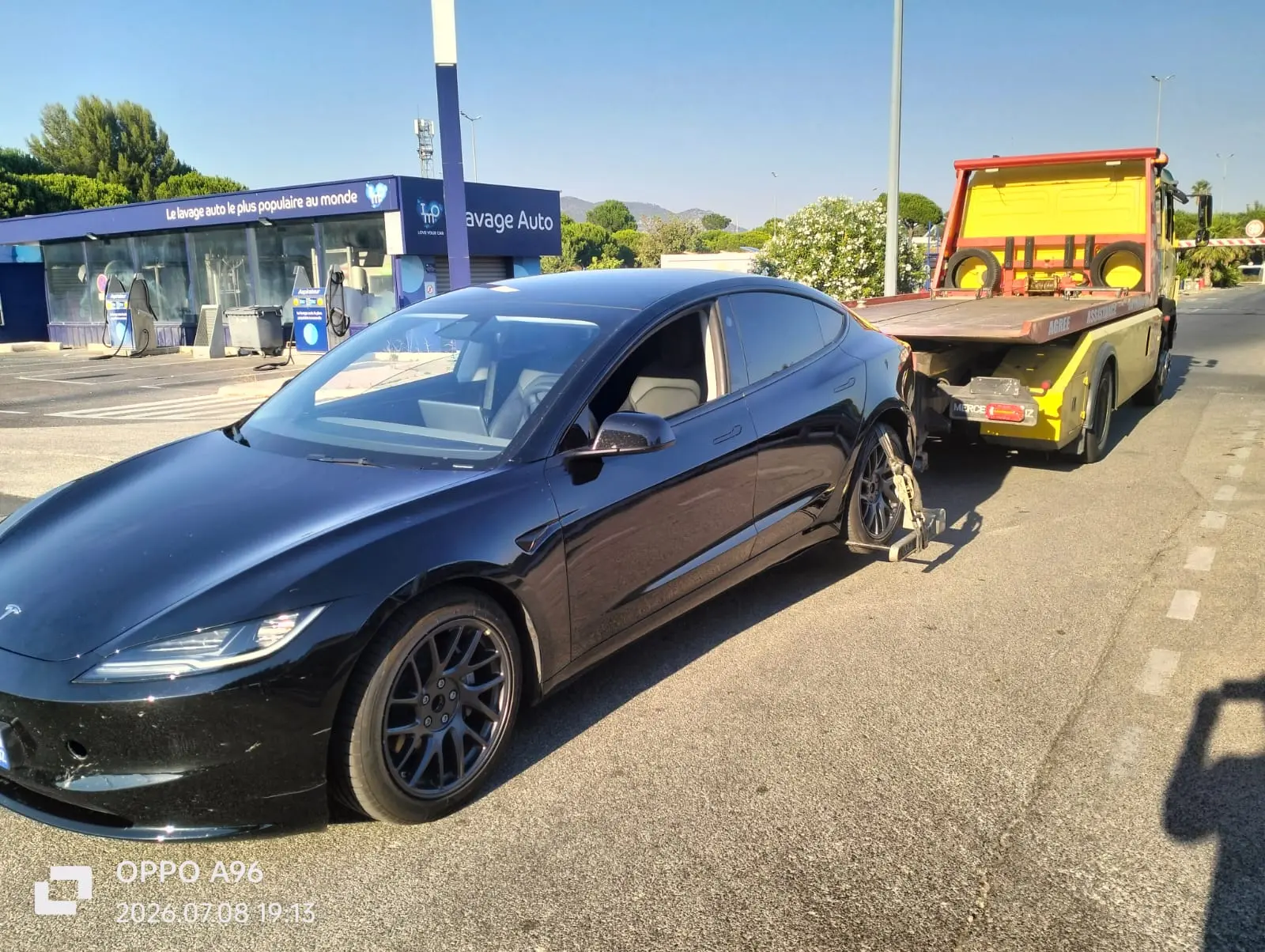 Dépannage et remorquage spécialisé voiture électrique Tesla Model 3 batterie à plat de Toulon à Ollioules par V.R.D 83